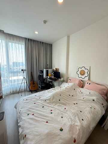 เดอ ลาพีส จรัญ 81