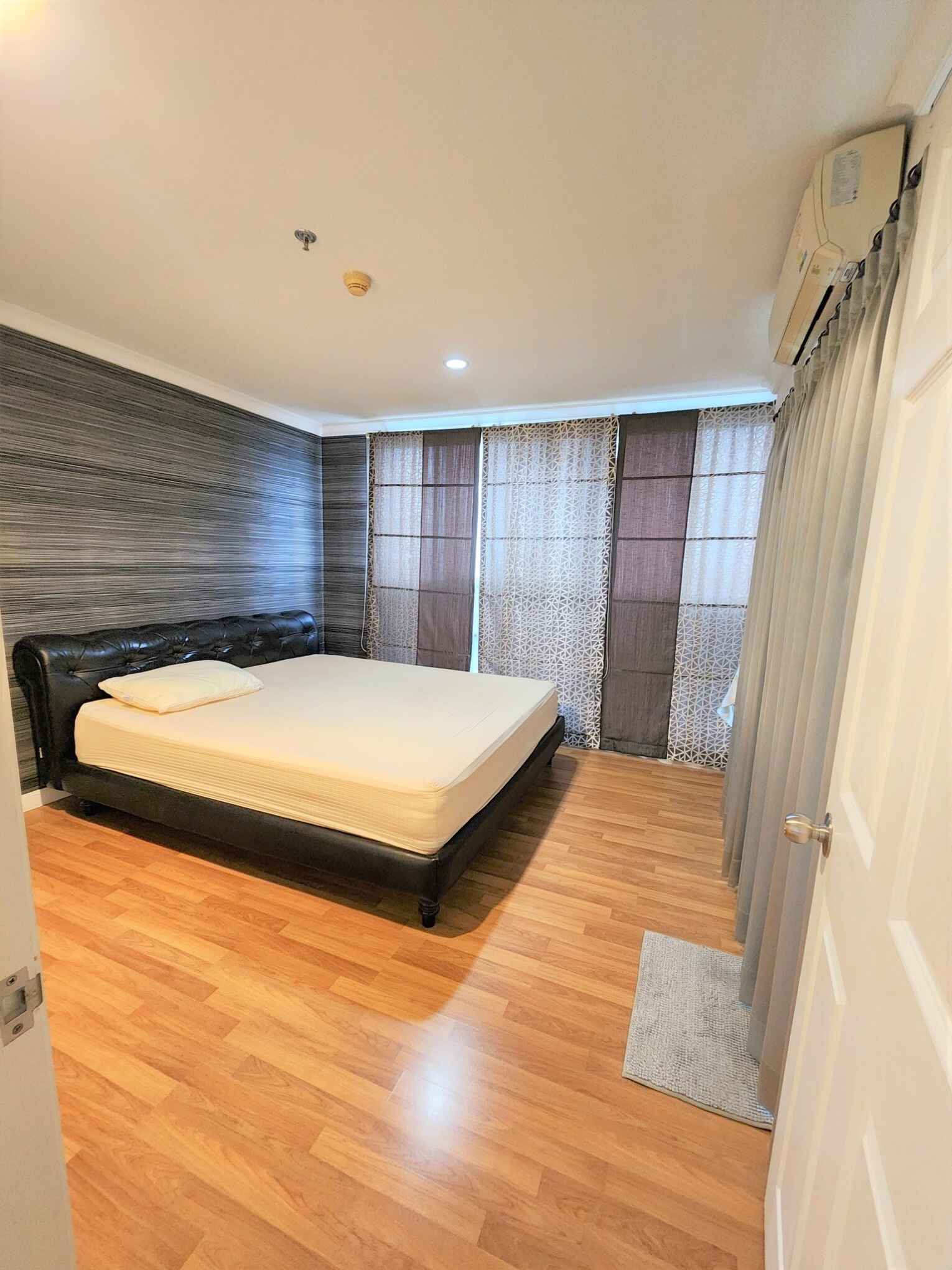 ลุมพินี สวีท พระราม 8